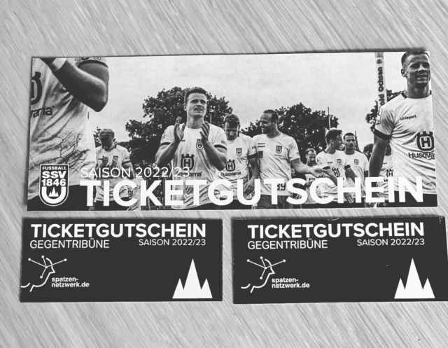 Zum Vatertag verlosen wir unsere letzten 2 Ticketgutscheine des SSV Ulm 1846. Seid dabei im letzten Heimspiel der Saison. Unterstützt unsere Ulmer Spatzen. Knacken wir die 500 Follower in unserem Account? Die Karten werden euch morgen bei uns in unserem Ausbildungszentrum Berufskraftfahrer im Ulmer Donautal übergeben. Kein Versand. Abholung nur bis 14 Uhr am Freitag 19.05.23 möglich. Der Rechtsweg ist ausgeschlossen. Also liked unseren Beitrag und folgt uns.  Die Auslosung findet morgen früh statt. 1 Karte findet seinen neuen Besitzer über fb, 1 Karte über Insta Der Scroll Finger entscheidet 🤣 # dieulmerfahrschule #ssvulm #ssvulm1846 #heimspiel